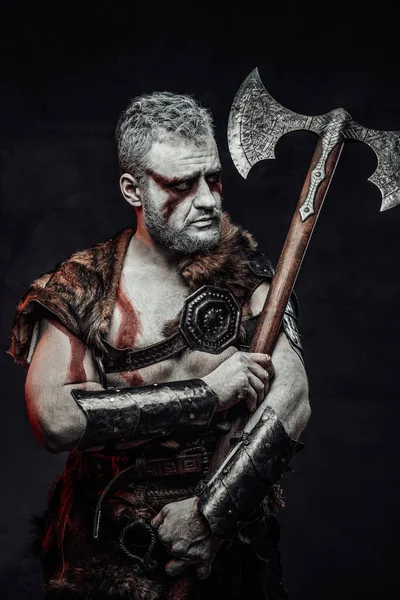 Barbaric fighter with white skin and axe in dark background — Stock Photo, Image