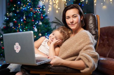 Güzel bir oturma odası, Xmas ağacı ve kızıyla birlikte bir kadın.