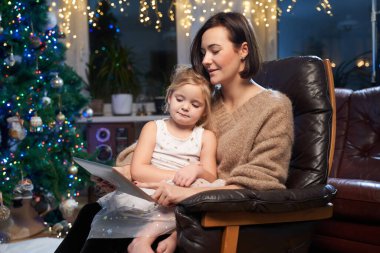 Anne ve kızının koltukta oturmasını kutluyoruz.