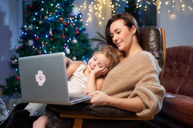 Yeni yıl anne ve kızını laptopla kutluyoruz.