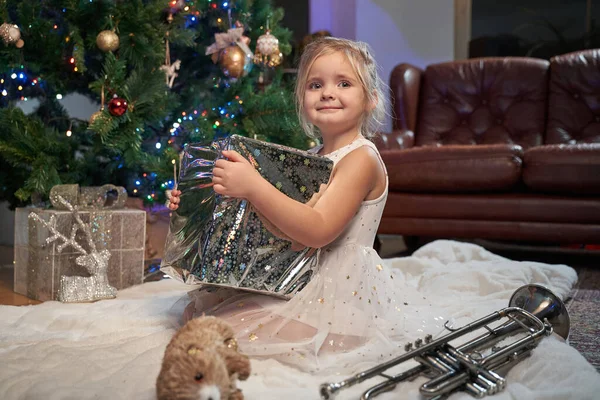 Süslü odada Noel hediyesi olan mutlu küçük kız. — Stok fotoğraf