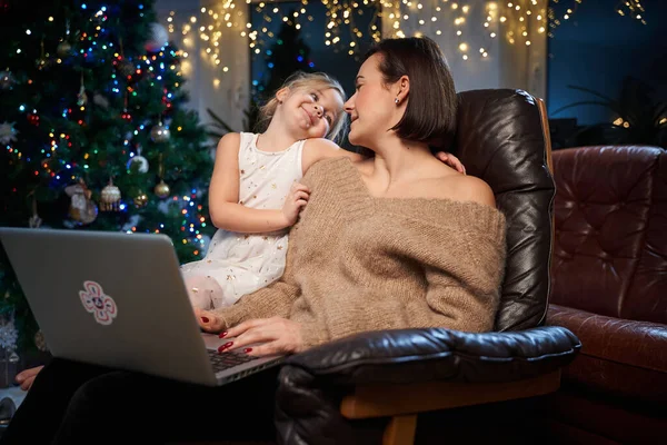Mutlu anne ve kızı koltukta oturup birbirlerine bakıyorlar. — Stok fotoğraf