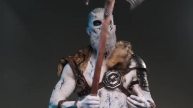 Ölümün ebedi kralı omzuna iki el baltası koyar.