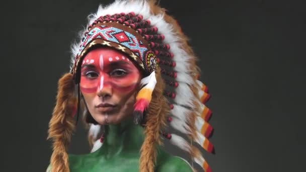 美しいですファッションのインディアンの女の子で塗装肌で暗い背景 — ストック動画
