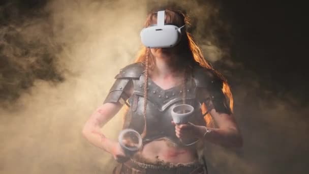 Futuristische en speelse vrouwelijke gamer in Scandinavische middeleeuwse kleding in rokerige achtergrond — Stockvideo