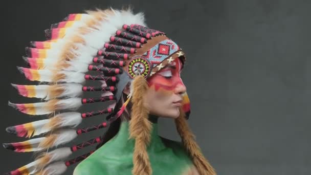 Krásná móda indiánské dívky s malovanou pletí v tmavém pozadí — Stock video