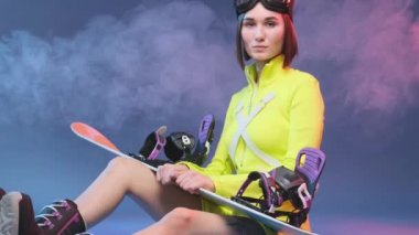 Stüdyoda snowboard yapan güzel bir kadın model.
