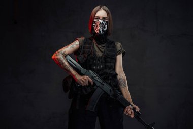 Tüfek tutan kadın paralı asker maskesiyle