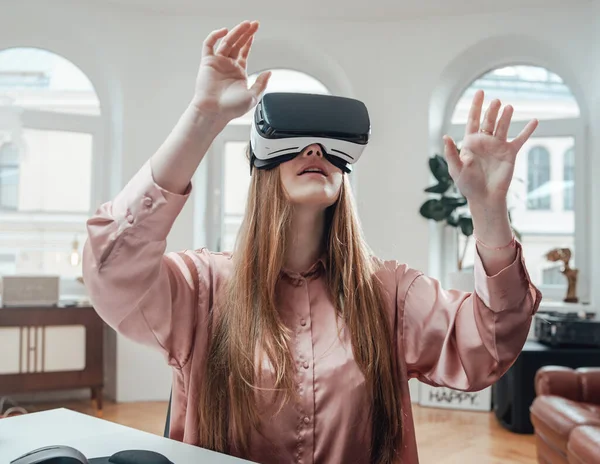 Erstaunt frau genießt virtual reality headset im büro zimmer — Stockfoto