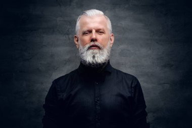 Esmer arka planda siyah giysili modaya uygun bir yenilikçi.