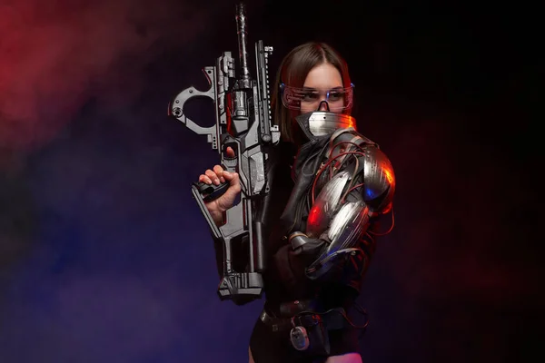 Militar mulher com implante e rifle em fundo escuro — Fotografia de Stock