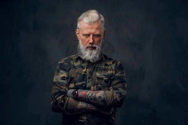 Військовий дід у камуфляжних позах на темному тлі — стокове фото
