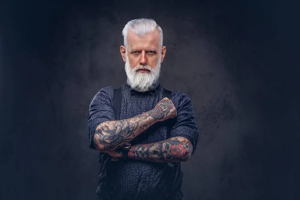 Cool papy avec des tatouages en chemise pose en arrière-plan sombre — Photo