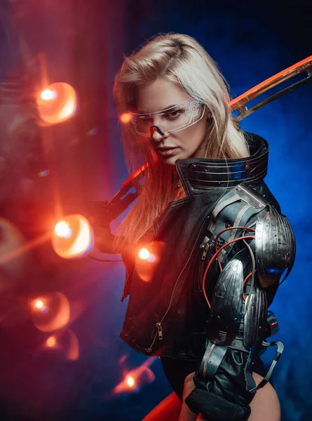Молодая боевая женщина с мечом на темно-синем фоне — стоковое фото