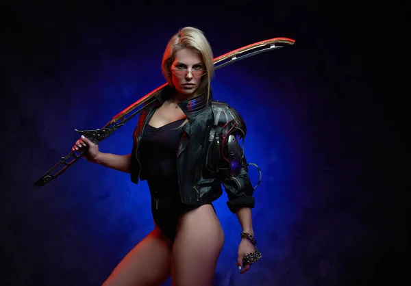 Kybernetische Kampffrau mit Schwert in schwarzer Lederjacke — Stockfoto