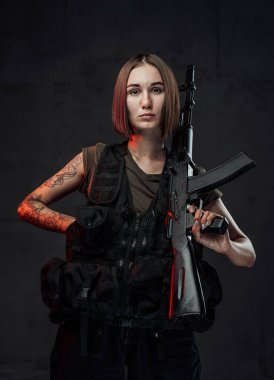 Tüfekli, esmer, çekici bir kadın.