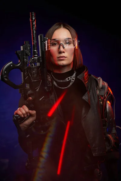 Komoly és gyönyörű női katona puskával sötét háttérben — Stock Fotó