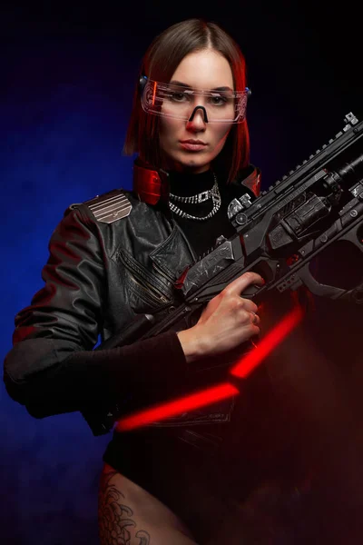Komoly és gyönyörű női katona puskával sötét háttérben — Stock Fotó