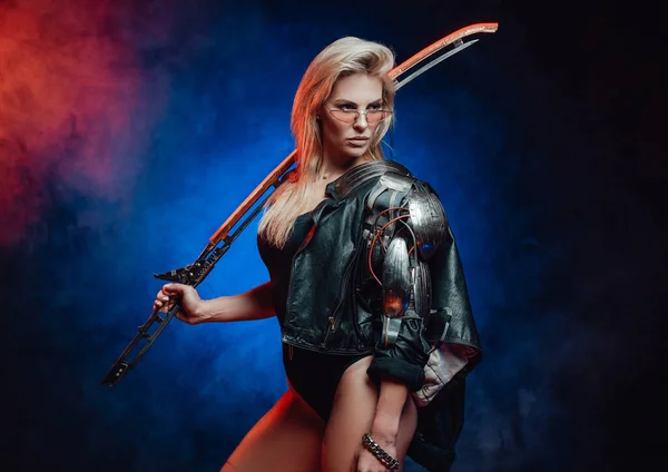 Όμορφο γυναικείο μοντέλο σε στυλ cyberpunk με σπαθί στο στούντιο — Φωτογραφία Αρχείου