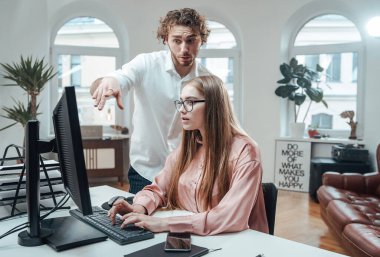 Ofiste bilgisayar kullanan bir ofis çalışanının işbirliği
