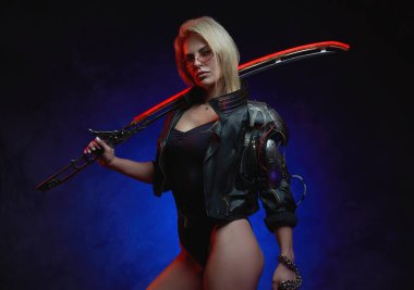 Siyah deri ceketli sibernetik savaşçı kadın.