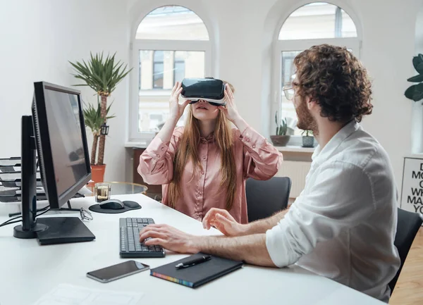 Kantoormedewerker kijkt naar zijn vrouwelijke collega gedragen met een virtuele bril — Stockfoto