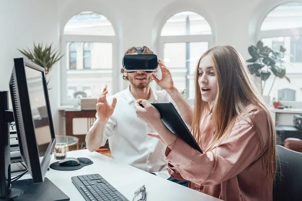 Geschäftsleute arbeiten im Büro mit Virtual-Reality-Brille und Tablet — Stockfoto