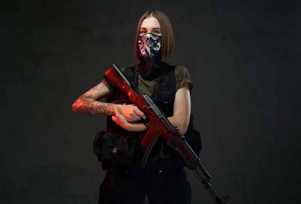 Soldado feminino vestido com máscara e segurando rifle ak74 — Fotografia de Stock