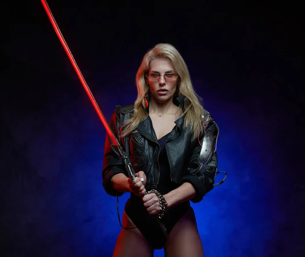 Cyber militär kvinna med blont hår och svärd i blå bakgrund — Stockfoto