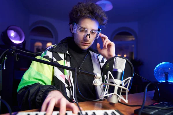Músico profesional hipster con gafas tocando música en el ordenador — Foto de Stock