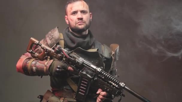 Obrněný stalker s vlastní zbraní póza v smokey pozadí — Stock video