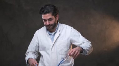 Doktor steteskopu cebinden çıkarıp takıyor.