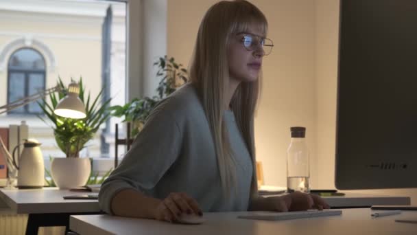 Secrétaire féminine concentrée travaillant sur ordinateur au bureau — Video