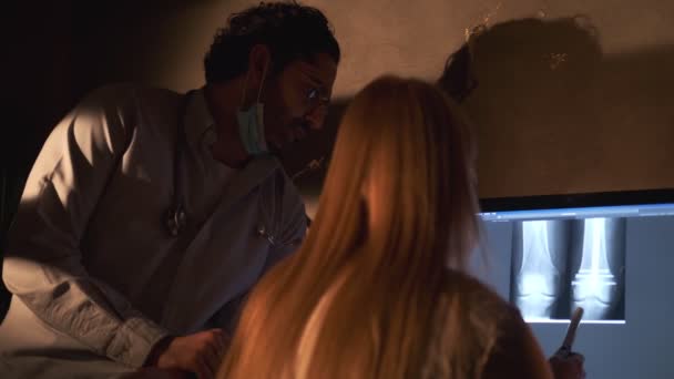 Docteur et son assistant discutant de rayons X sur l'écran de l'ordinateur — Video