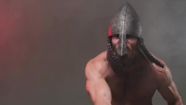 Viking attacking with axe in gray background with light — Stock Video