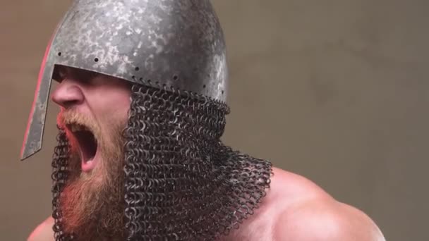 Sauvage et en colère viking crier et regarder autour — Video