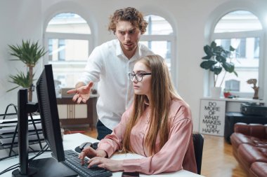 Ofiste bilgisayar kullanan bir ofis çalışanının işbirliği