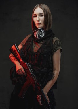 Tüfekli, esmer, çekici bir kadın.