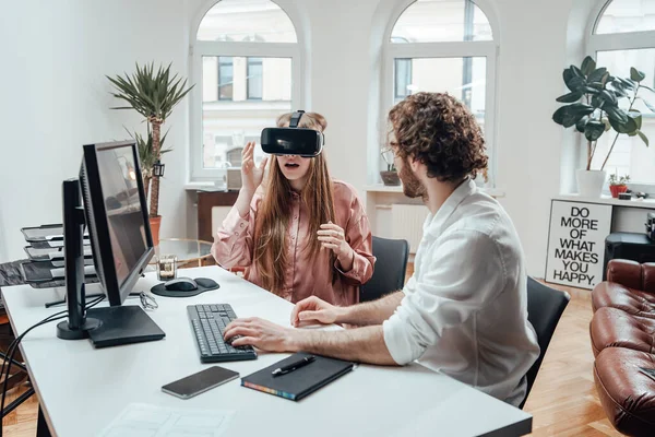 Mulher com óculos de realidade virtual e digitação cara no teclado — Fotografia de Stock