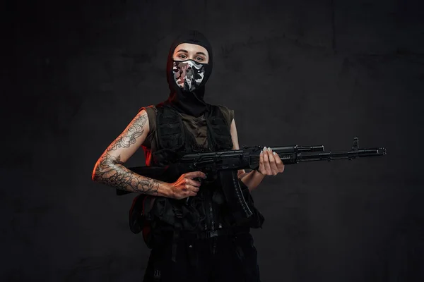Soldatin posiert im dunklen Hintergrund mit Sturmgewehr — Stockfoto