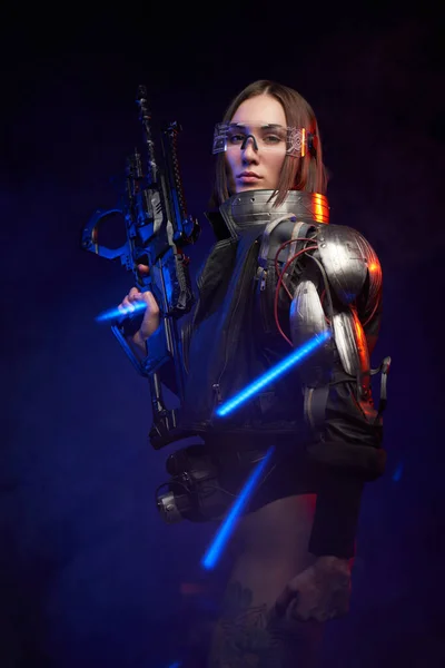 Портрет женщины-наемницы с винтовкой на темном фоне с огнями — стоковое фото