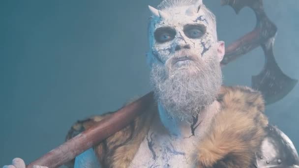 Iarna luptător rău cu topor pe umăr în fundal smokey — Videoclip de stoc