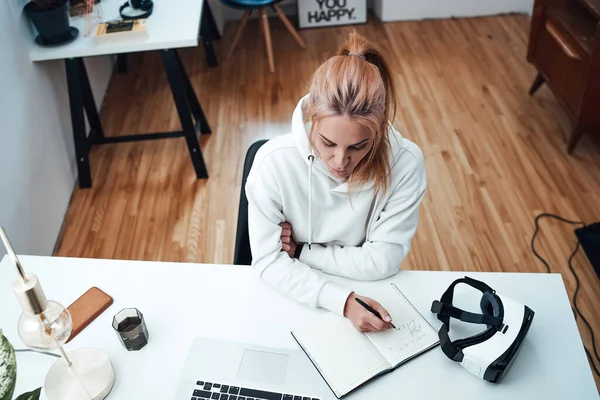 Empresária mulher séria trabalha com laptop e notebook — Fotografia de Stock