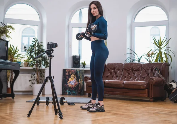 Lavorare fuori donna con bilanciere in camera con mobili moderni — Foto Stock