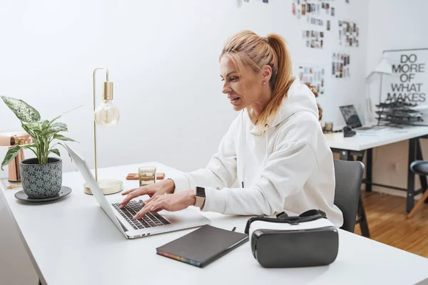 Tipos de mulher sérios no computador portátil no escritório confortável e moderno — Fotografia de Stock