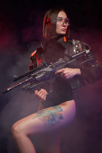 Sexy vrouwelijke soldaat met naakt benen en glazen poseren in rook — Stockfoto