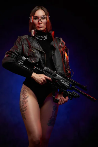 Glamour e mulher perigosa em estilo cyberpunk com rifle no estúdio — Fotografia de Stock