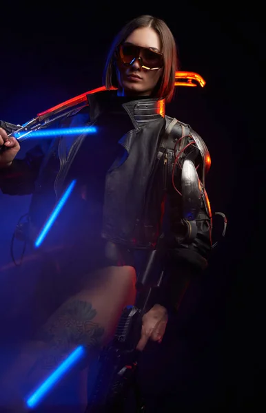 Γυναίκα μισθοφόρος σε στυλ cyberpunk πηγαίνει σε σκοτεινό φόντο — Φωτογραφία Αρχείου