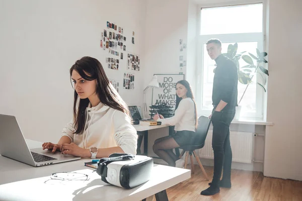 Serieuze vrouwelijke persoon werkt op laptop op het bureaublad in het kantoor — Stockfoto