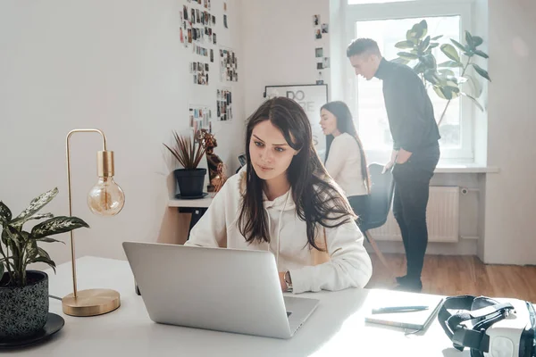 Konzentrierte Geschäftsfrau tippt in bequemem Büro auf Laptop — Stockfoto